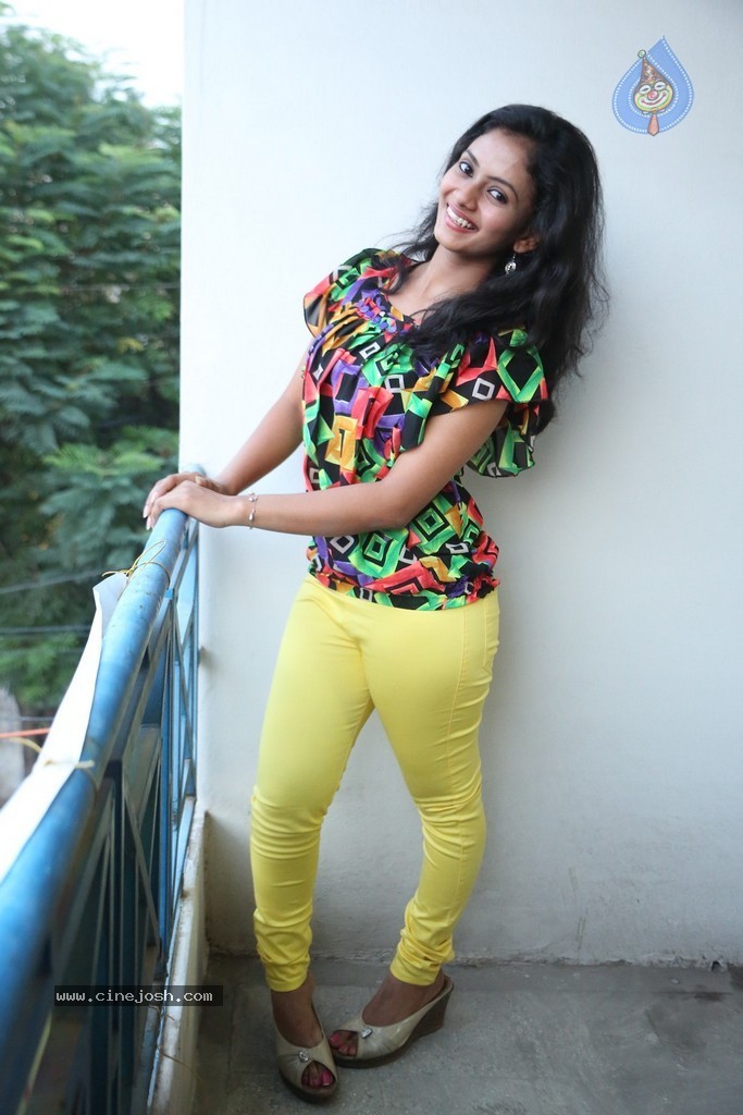 Harika New Stills - 17 / 70 photos