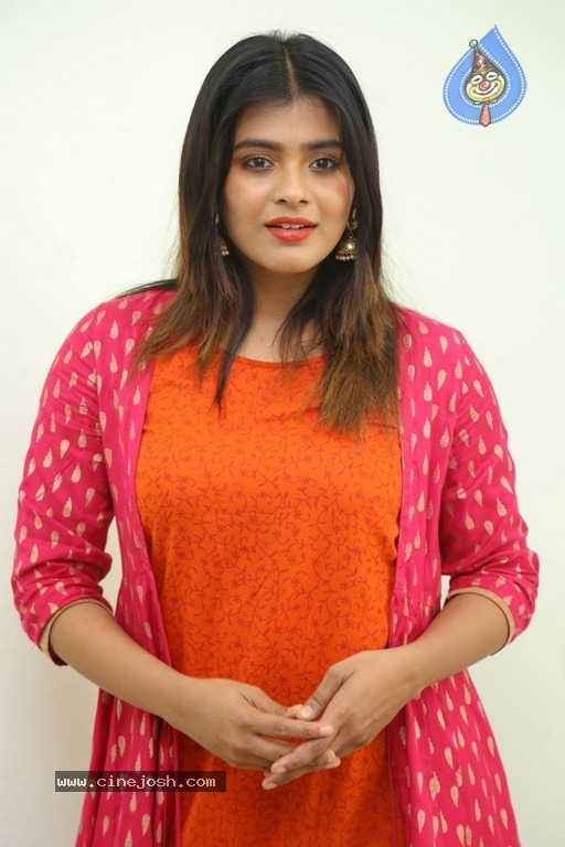 Hebah Patel Interview Photos - 6 / 17 photos