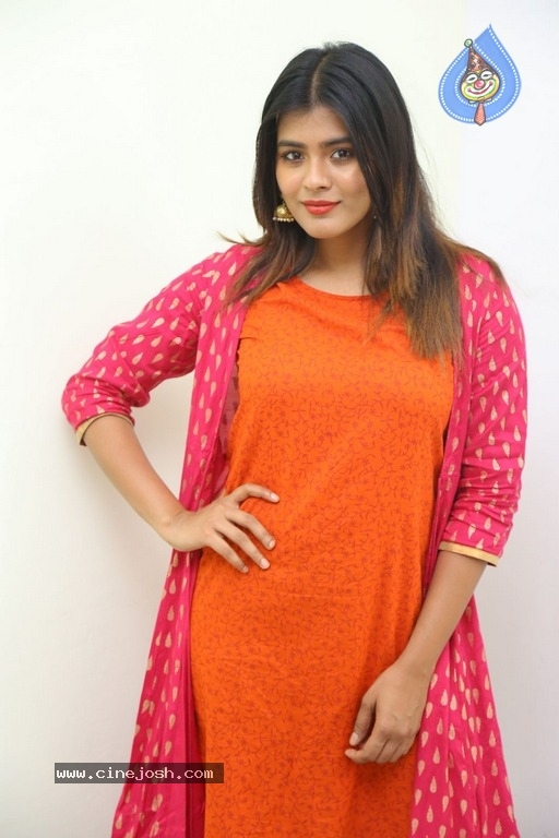 Hebah Patel Interview Photos - 9 / 17 photos