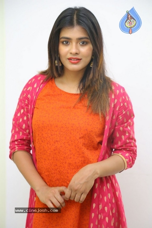 Hebah Patel Interview Photos - 10 / 17 photos