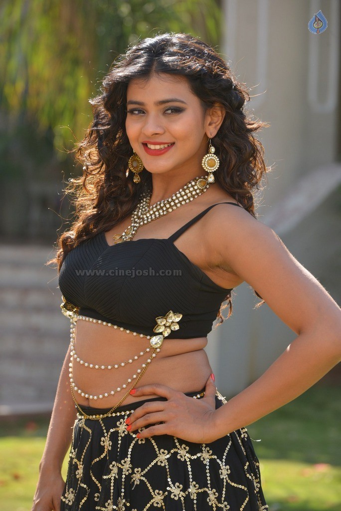 Hebah Patel New Gallery - 18 / 62 photos