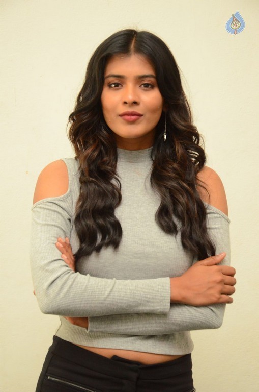 Hebah Patel New Photos - 16 / 42 photos