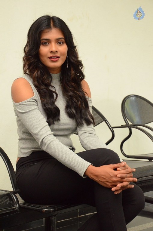 Hebah Patel New Photos - 18 / 42 photos