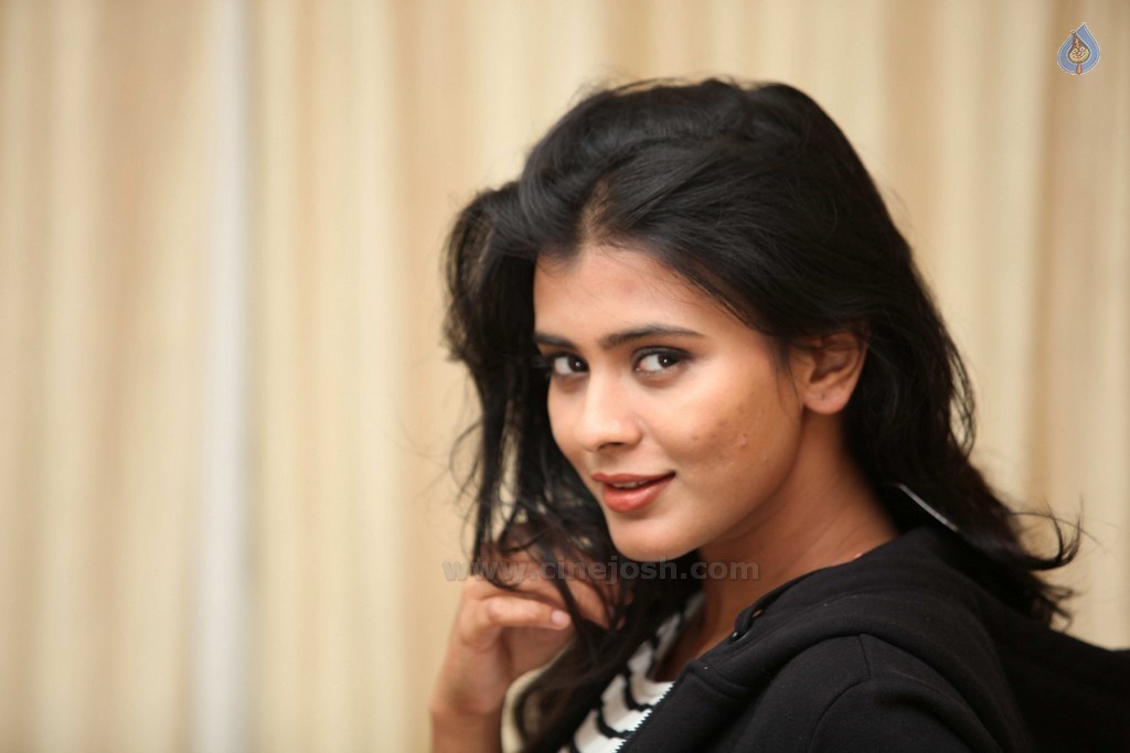 Hebah Patel New Pics - 21 / 50 photos