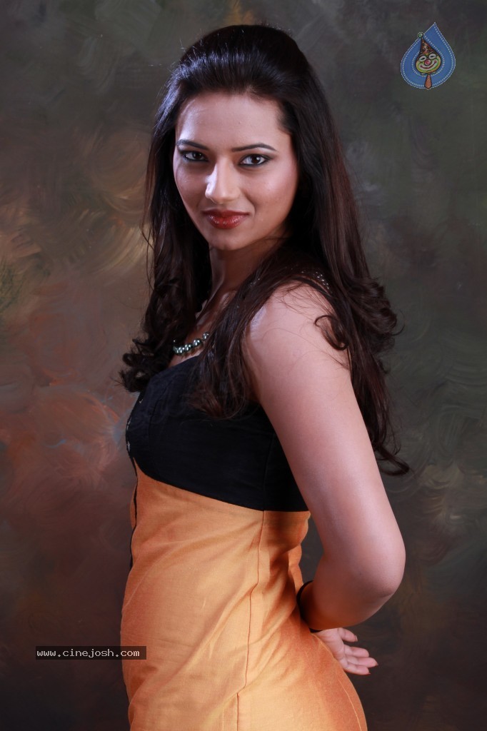 Isha Chawla Hot Photo Shoot - 21 / 89 photos