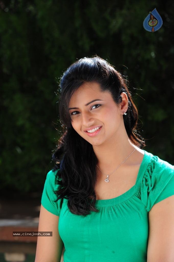 Isha Chawla New Photos - 19 / 75 photos