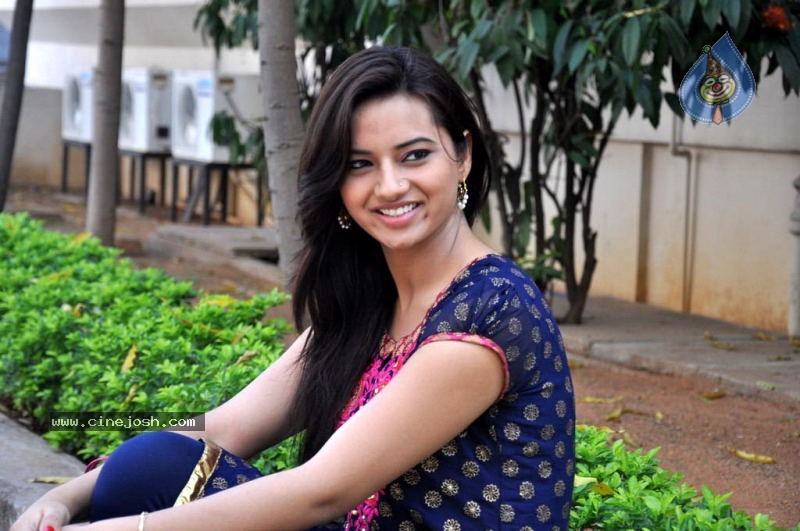 Isha Chawla Photo Gallery - 4 / 56 photos