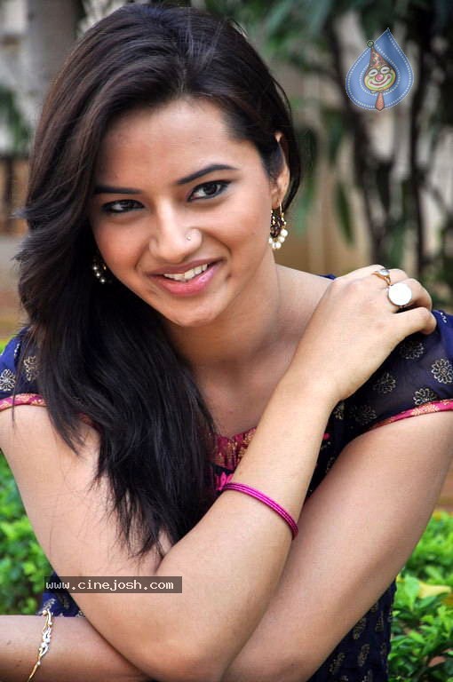 Isha Chawla Photo Gallery - 5 / 56 photos