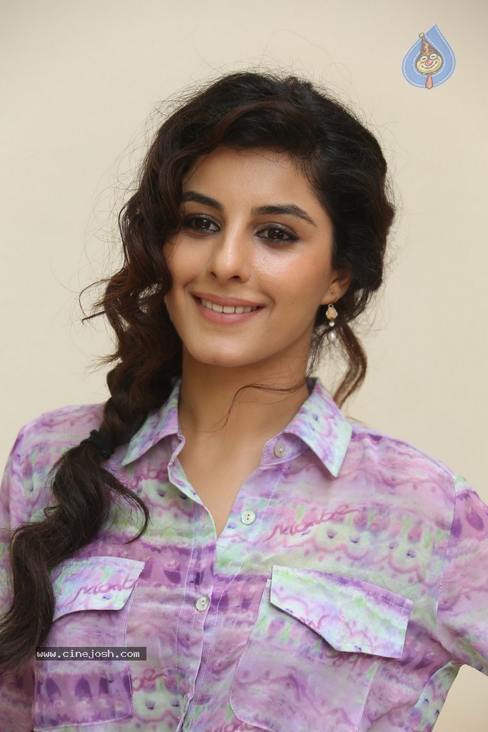 Isha Talwar New Pics - 17 / 86 photos