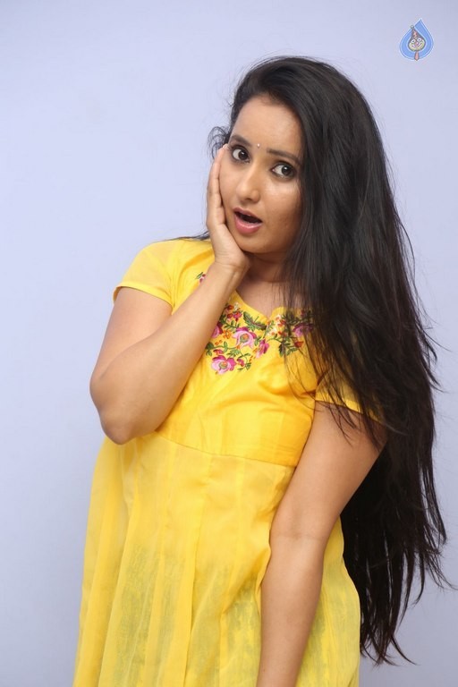 Ishika Singh New Pics - 13 / 38 photos