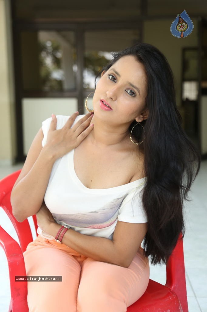 Ishika Singh New Spicy Stills - 21 / 152 photos