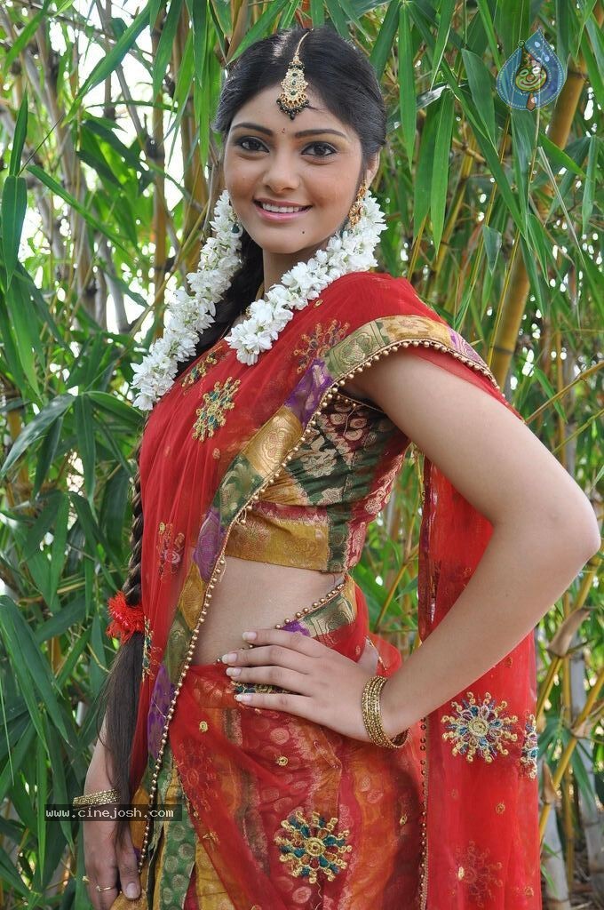 Aishwarya Stills - 12 / 60 photos