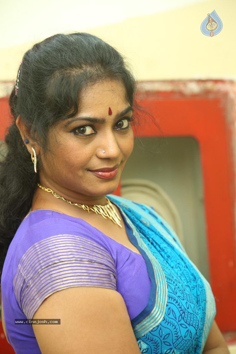 Jayavani New Stills - 8 / 31 photos