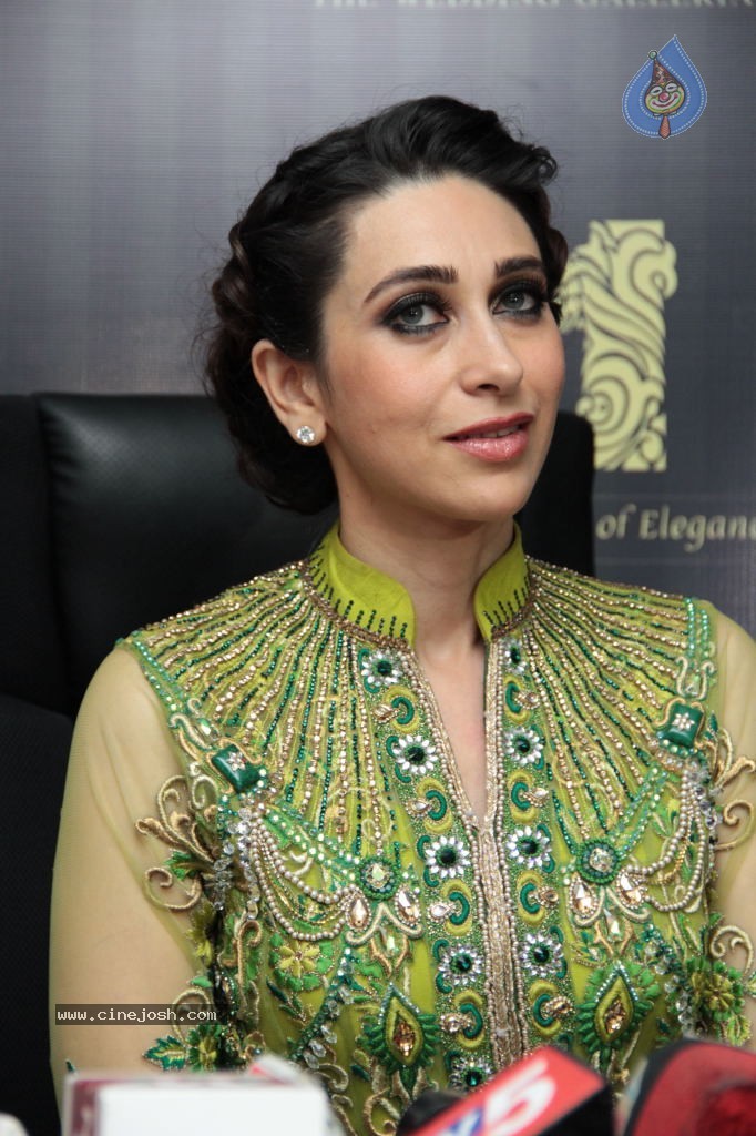 Karishma Kapoor Stills - 9 / 75 photos