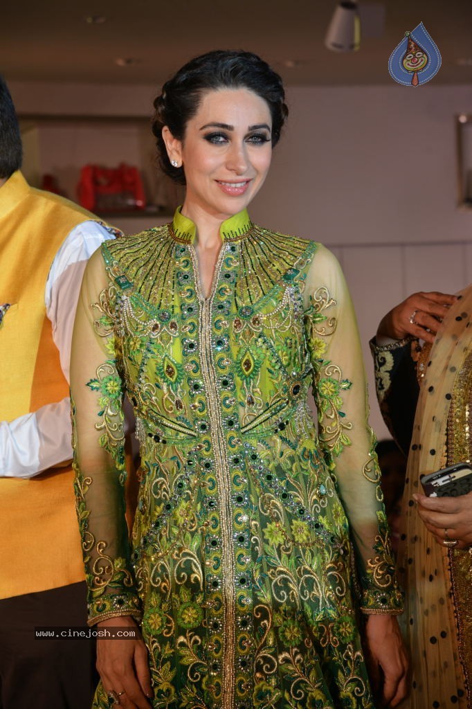 Karishma Kapoor Stills - 14 / 75 photos