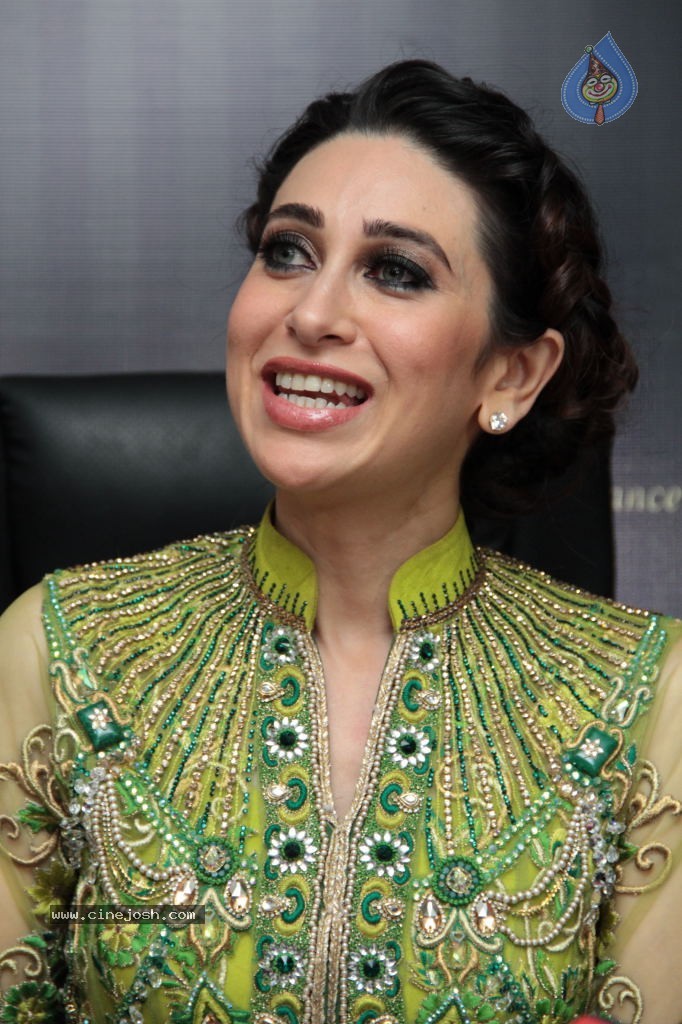 Karishma Kapoor Stills - 19 / 75 photos