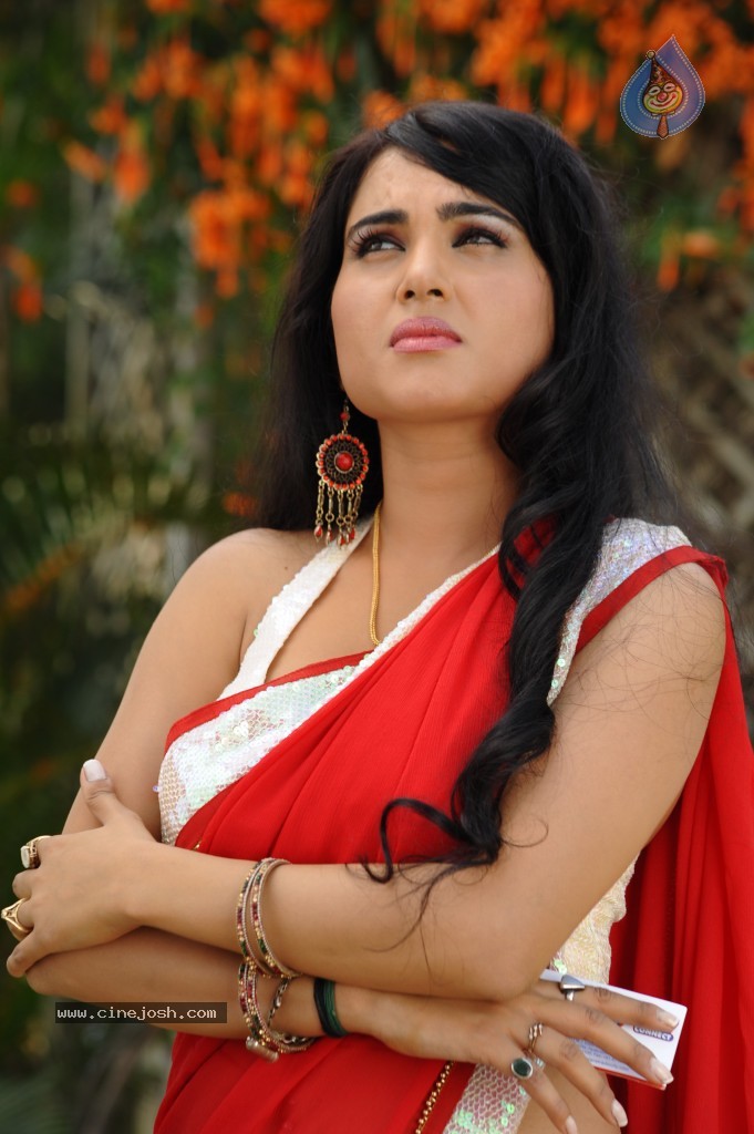 Kavya Singh Hot Photos - 17 / 31 photos