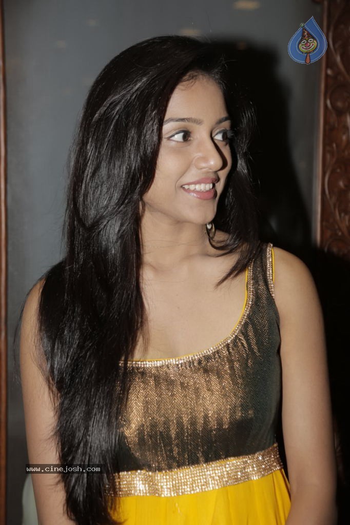 Keerthi New Stills - 5 / 41 photos