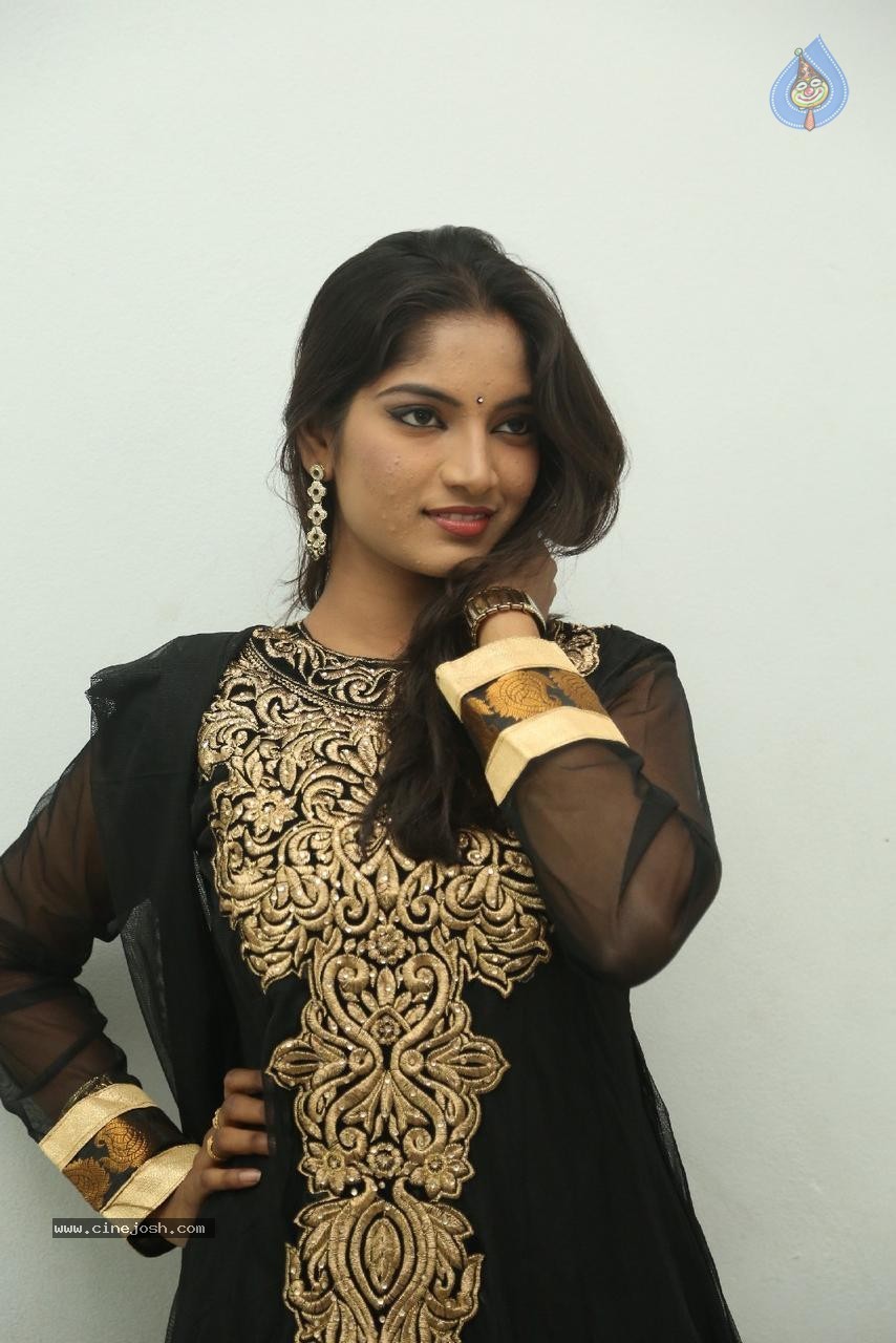 Keerthi Photos - 17 / 49 photos