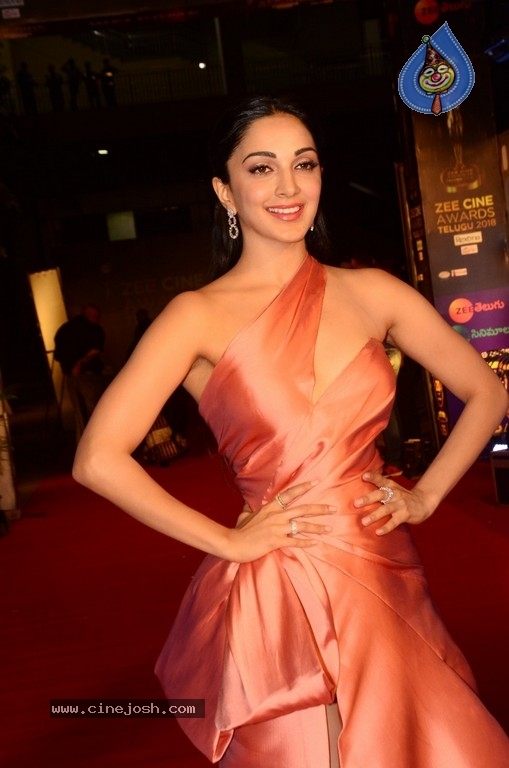 Kiara Advani at Zee Cine Awards 2018 - 1 / 21 photos