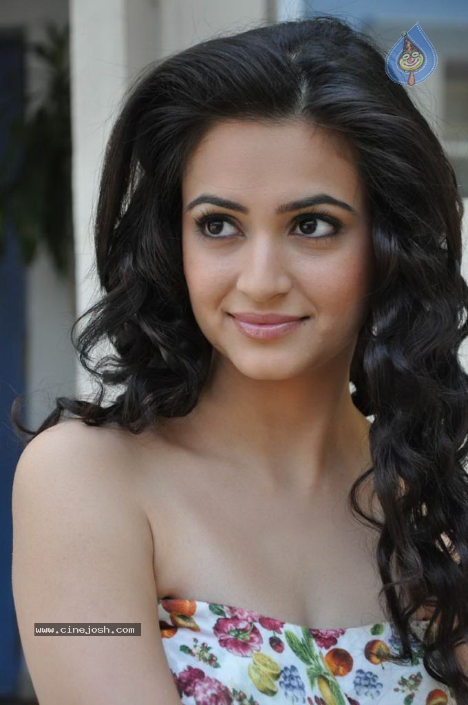 Kriti Kharbanda Hot Photos - 17 / 87 photos