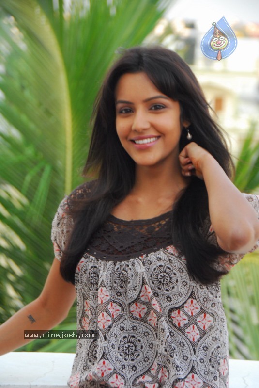 Leader Fame Priya Anand Stills - 17 / 40 photos