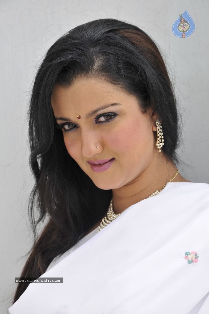 Leena Sidhu Stills - 1 / 14 photos