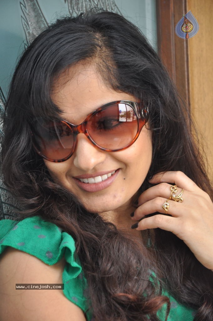 Madhavi Latha New Stills - 7 / 84 photos