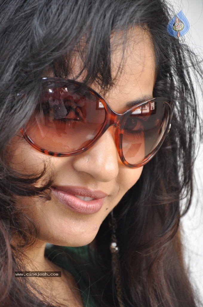 Madhavi Latha New Stills - 14 / 84 photos