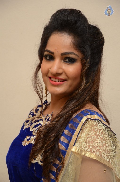 Madhavi Latha New Stills - 4 / 15 photos