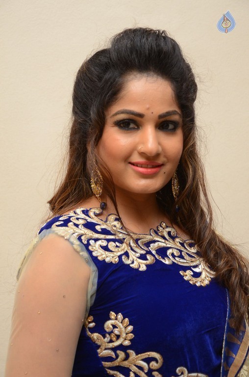 Madhavi Latha New Stills - 5 / 15 photos