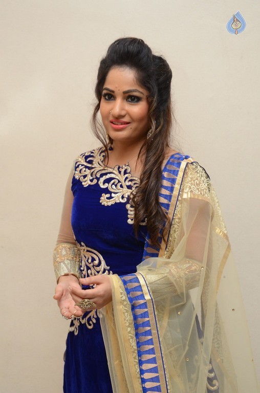 Madhavi Latha New Stills - 14 / 15 photos