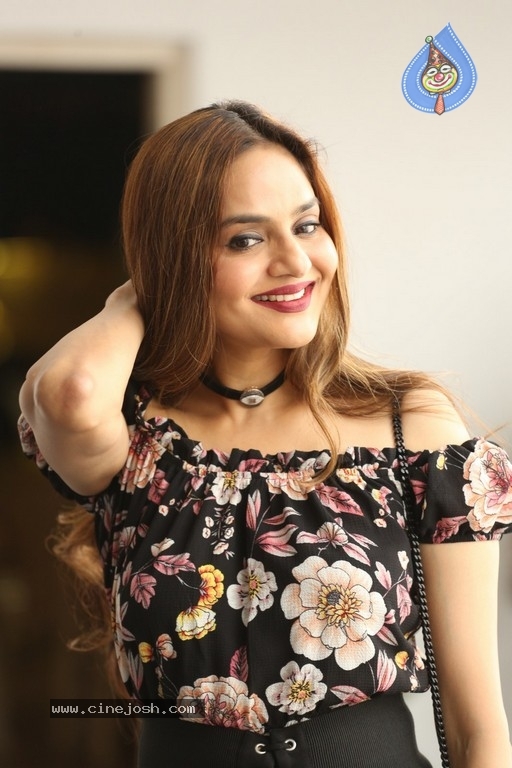 Madhoo New Photos - 6 / 14 photos