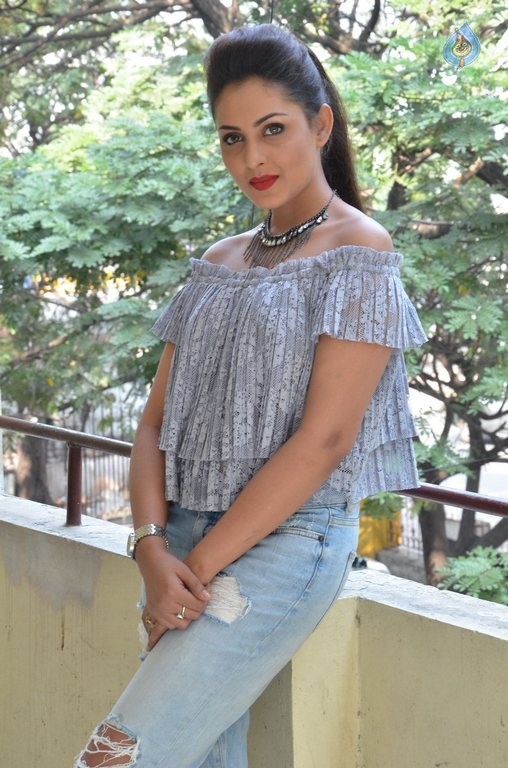 Madhu Shalini Latest Photos - 16 / 59 photos