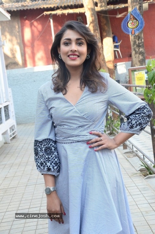 Madhu Shalini Latest Pics - 13 / 19 photos