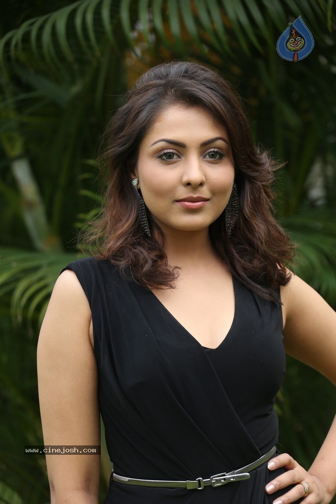 Madhu Shalini New Gallery - 10 / 148 photos