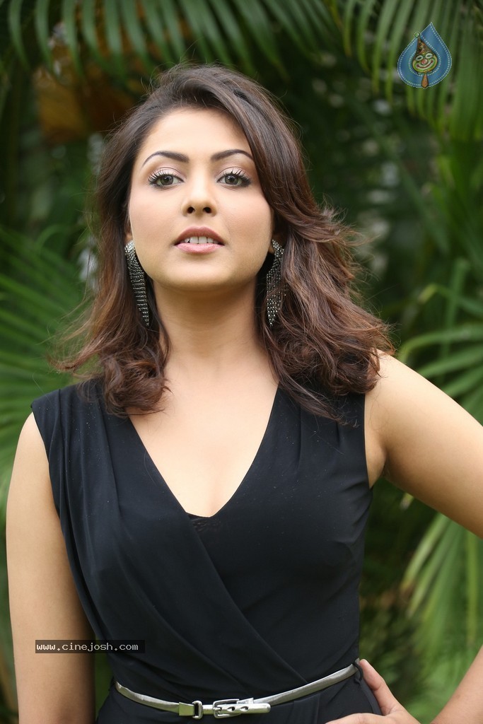 Madhu Shalini New Gallery - 21 / 148 photos