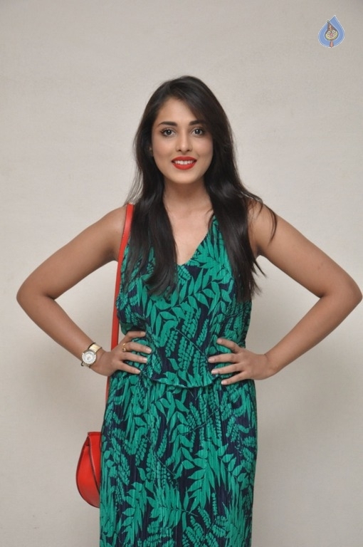 Madhu Shalini New Photos - 12 / 21 photos