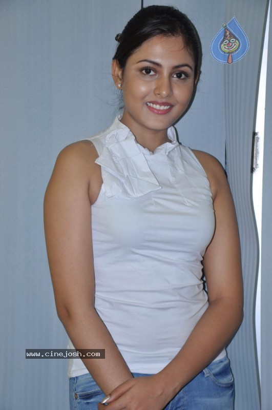 Madhu Shalini Stills - 12 / 33 photos