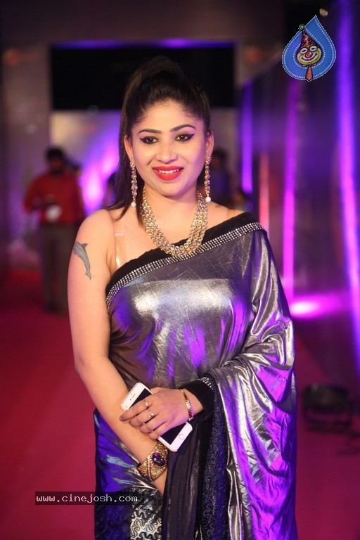 Madhulagna Das At Zee Apsara Awards - 16 / 30 photos