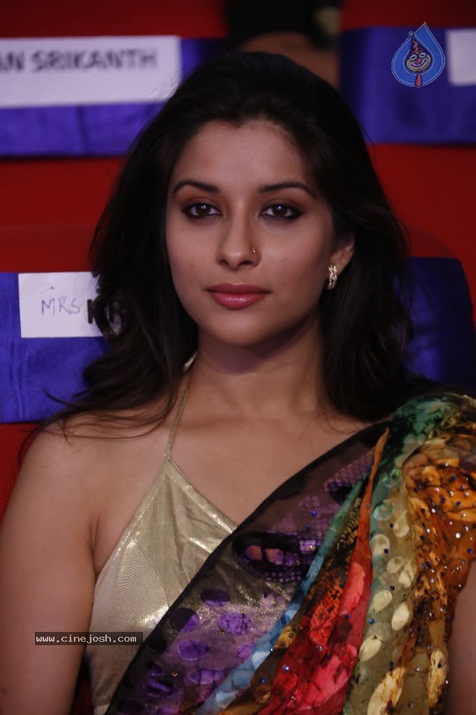 Madhurima Gallery - 19 / 35 photos