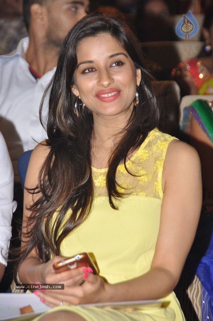 Madhurima Pics - 21 / 55 photos