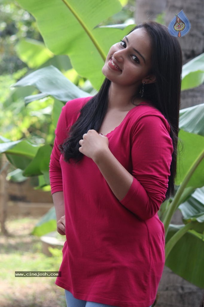 Malavika Menon Stills - 17 / 33 photos