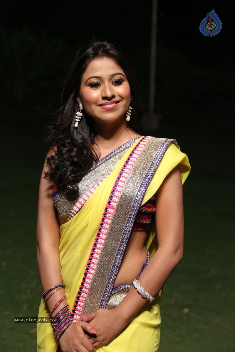 Manalee Stills - 6 / 48 photos