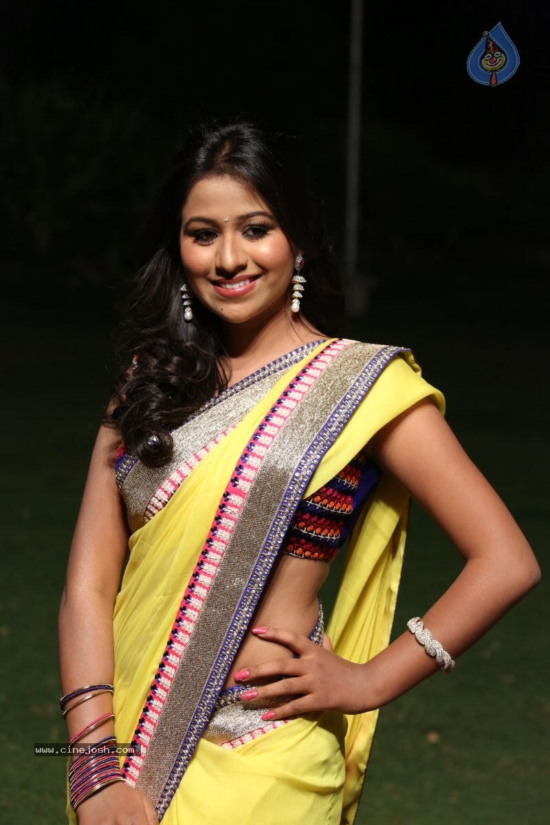 Manalee Stills - 7 / 48 photos