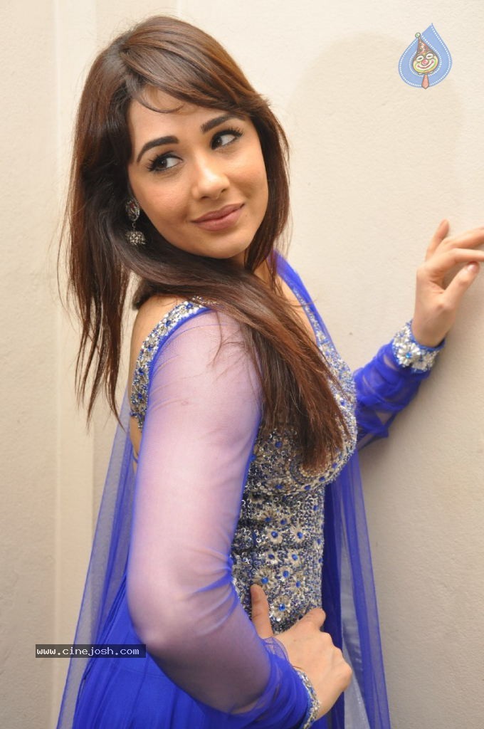 Mandy Takhar Hot Photos - 19 / 126 photos