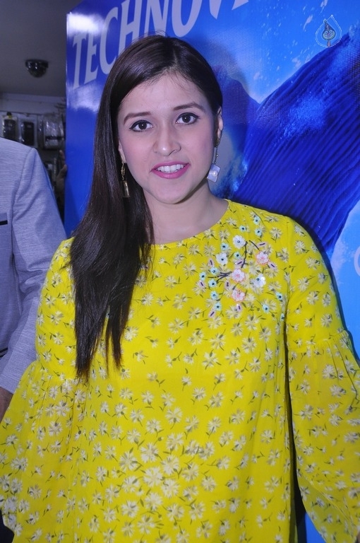 Mannara Chopra Latest Gallery - 7 / 29 photos