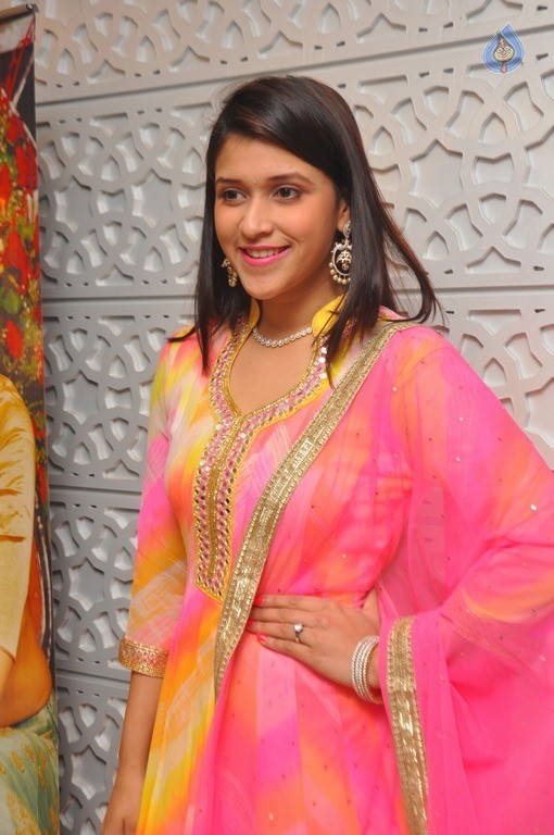 Mannara Chopra Latest Photos - 3 / 29 photos