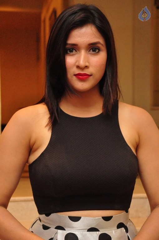 Mannara Chopra Latest Photos - 16 / 42 photos