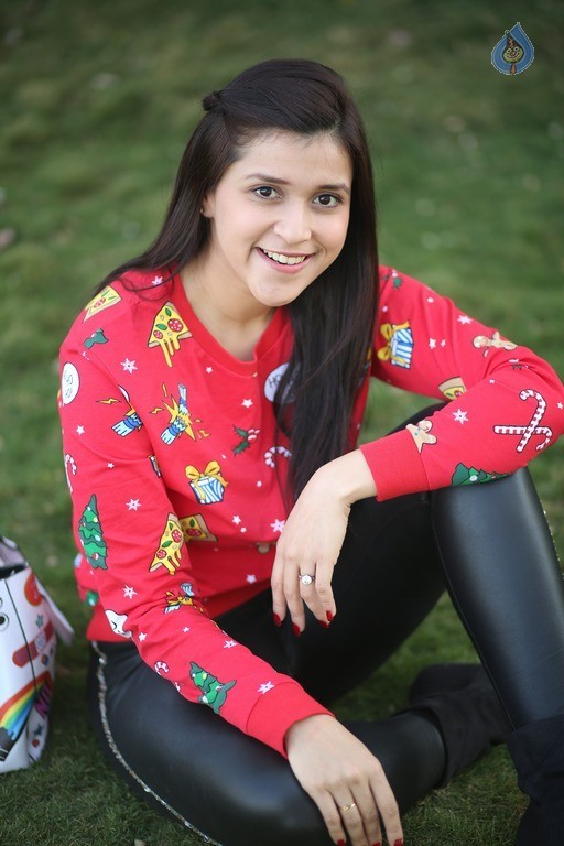 Mannara Chopra Latest Photos - 16 / 18 photos